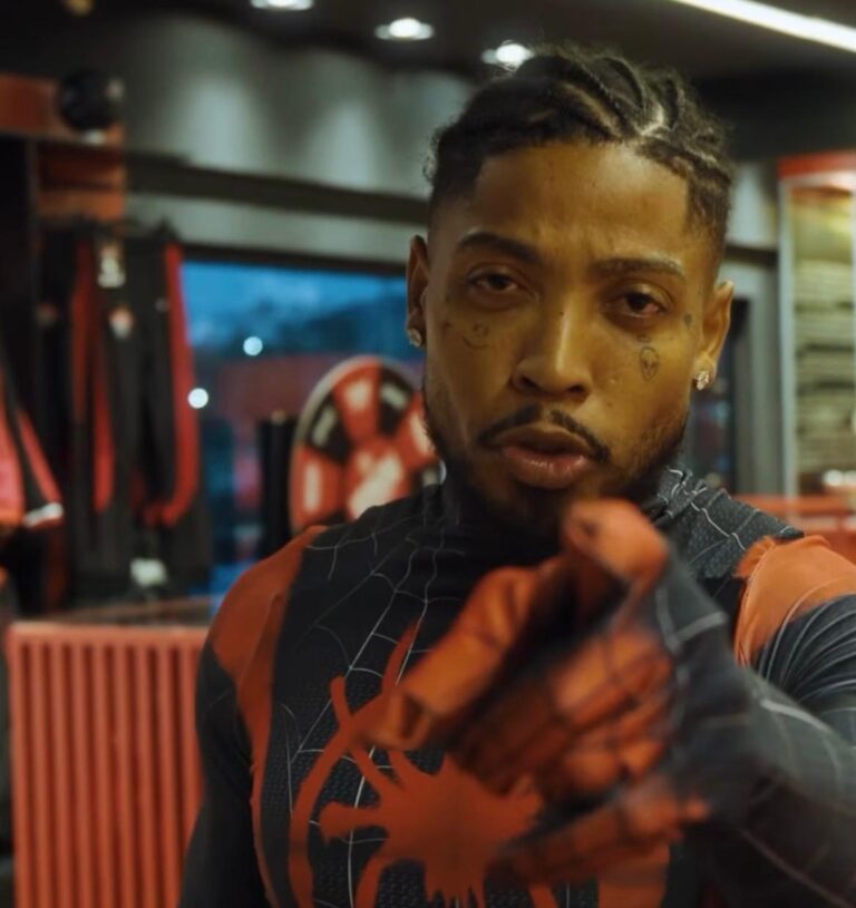 Vestido de Homem-Aranha, Vitória anuncia o retorno de ídolo