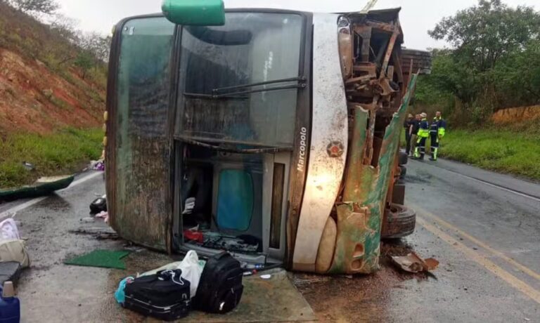 Acidente com ônibus interestadual deixa um morto e 11 feridos na…