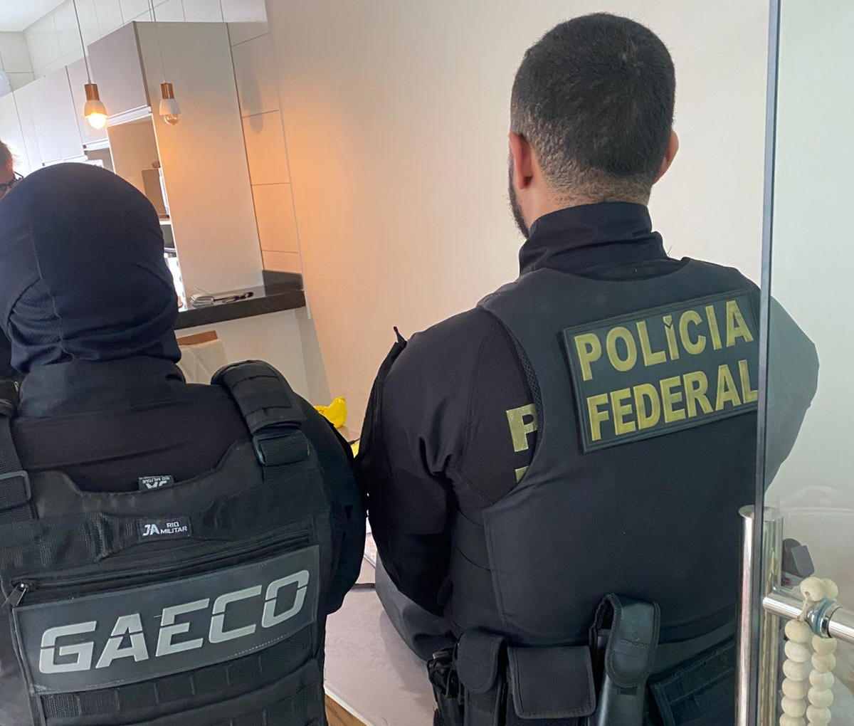 Operação mira lojistas e PMs suspeitos de fornecer armas a facções