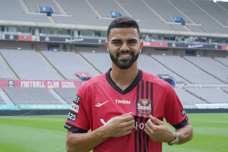 Vitória encaminha chegada de atacante vindo do futebol asiático; veja