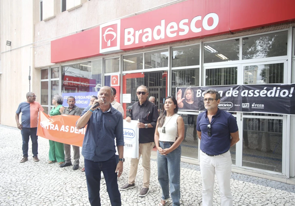 Bancários param atividades contra fechamento de agência bancária em Salvador