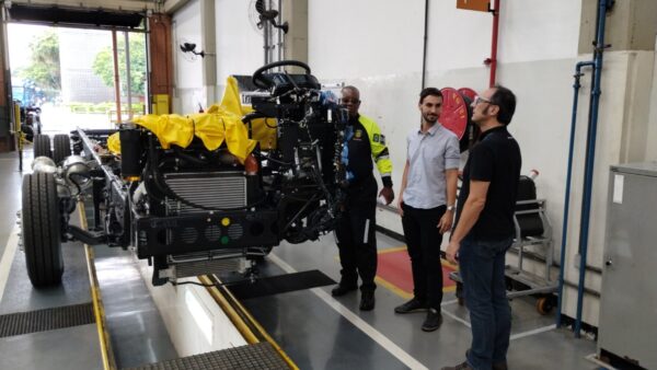 Prefeitura inspeciona fabricação de novos ônibus climatizados de Salvador