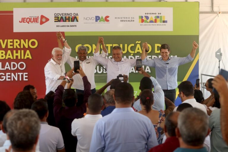 Ao lado de Rui e Wagner, Jerônimo e Zé Cocá assinam ordens de serviço…