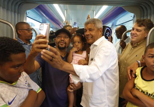 Jerônimo Rodrigues acompanha teste do VLT com moradores do Subúrbio