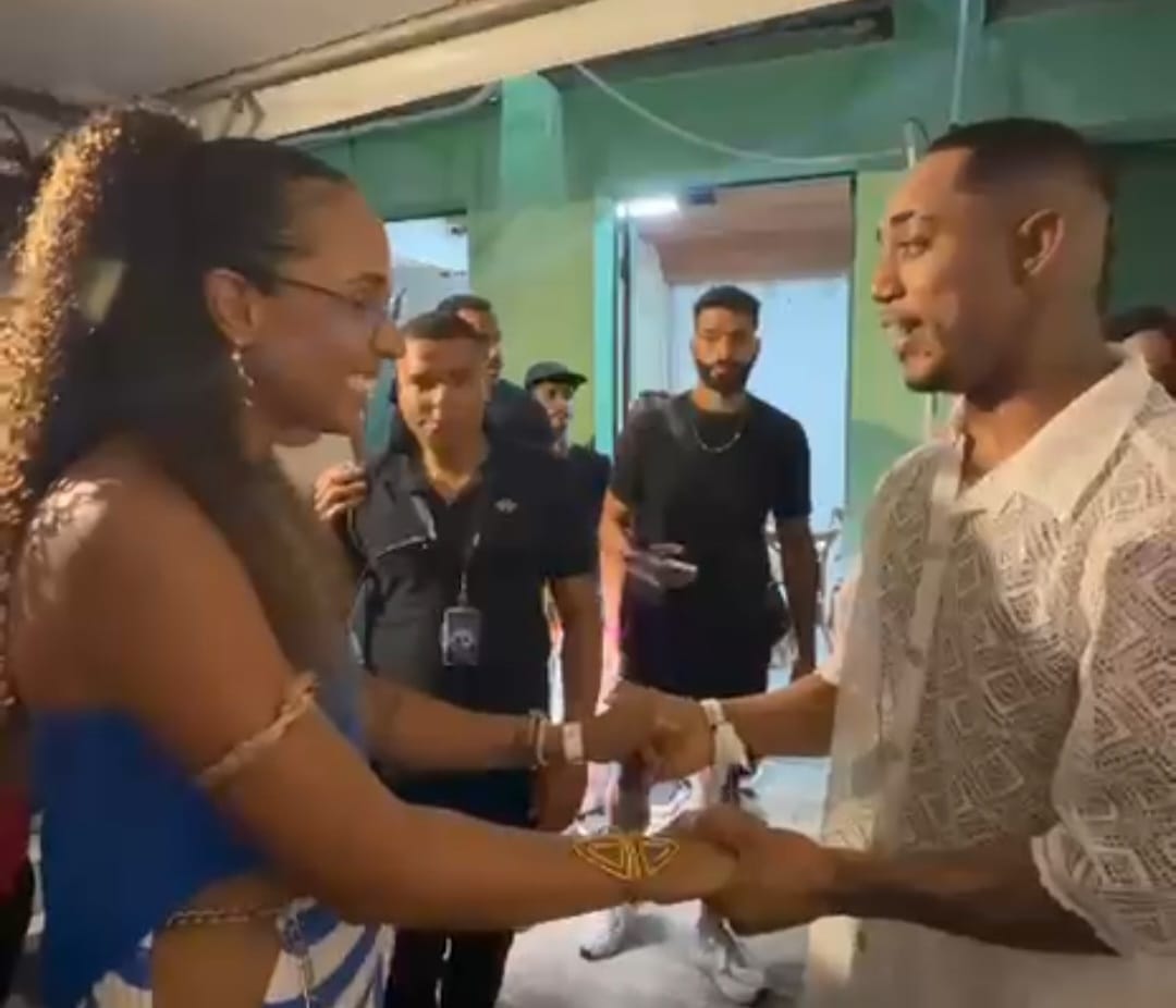 No palco com O Kannalha no Pelourinho, consultora alerta para violência contra a mulher; assista 