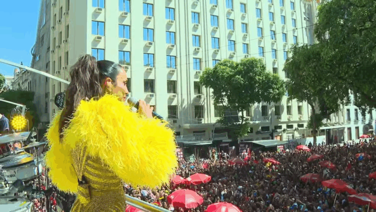 Ivete Sangalo estreia em bloco no Rio e arrasta 500 mil foliões