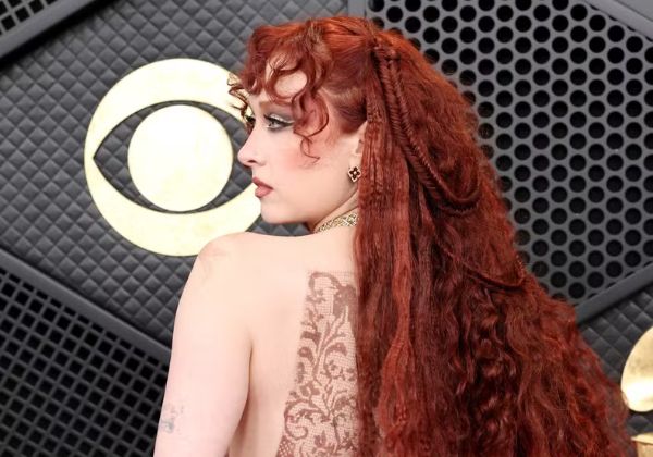 Estrela da música pop ousa com seios à mostra no Grammy 2026; veja vídeo