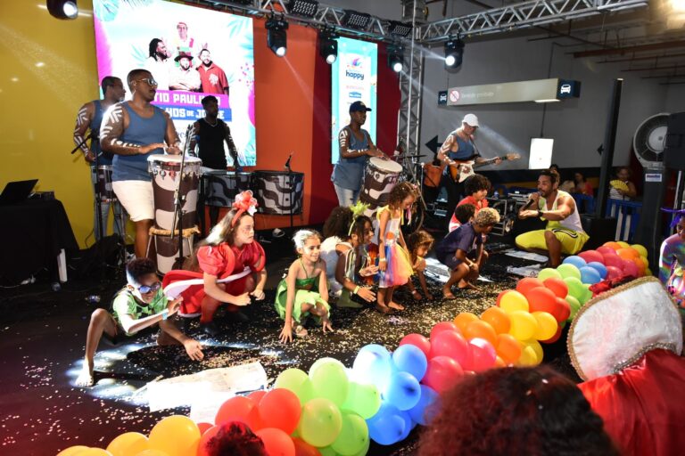 Bailinho do Bloco Happy antecipa clima de pré-carnaval em Salvador