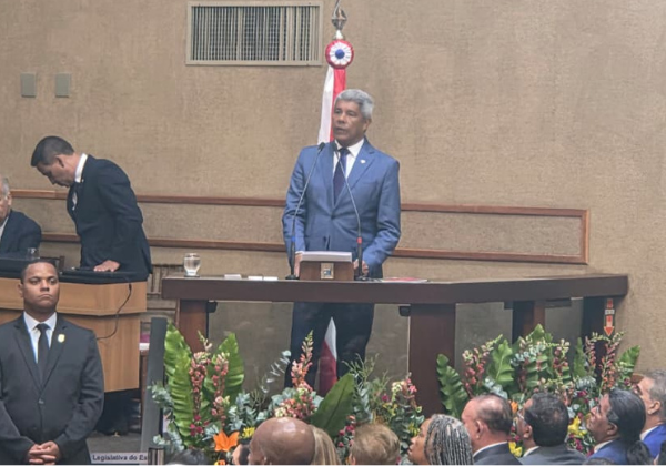 Governador destaca avanços em desenvolvimento social e economia durante sessão solene na ALBA
