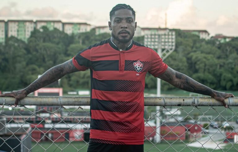 Ídolo? Marinho faz tatuagem em homenagem ao Vitória; confira
