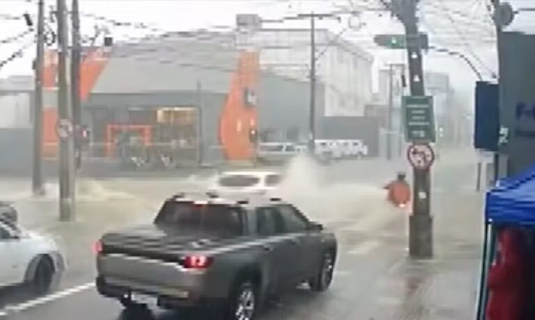 VÍDEO: Enxurrada arrasta motociclista durante temporal em Vitória da…