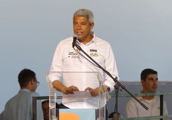 Jerônimo Rodrigues alfineta oposição durante entrega de ambulâncias