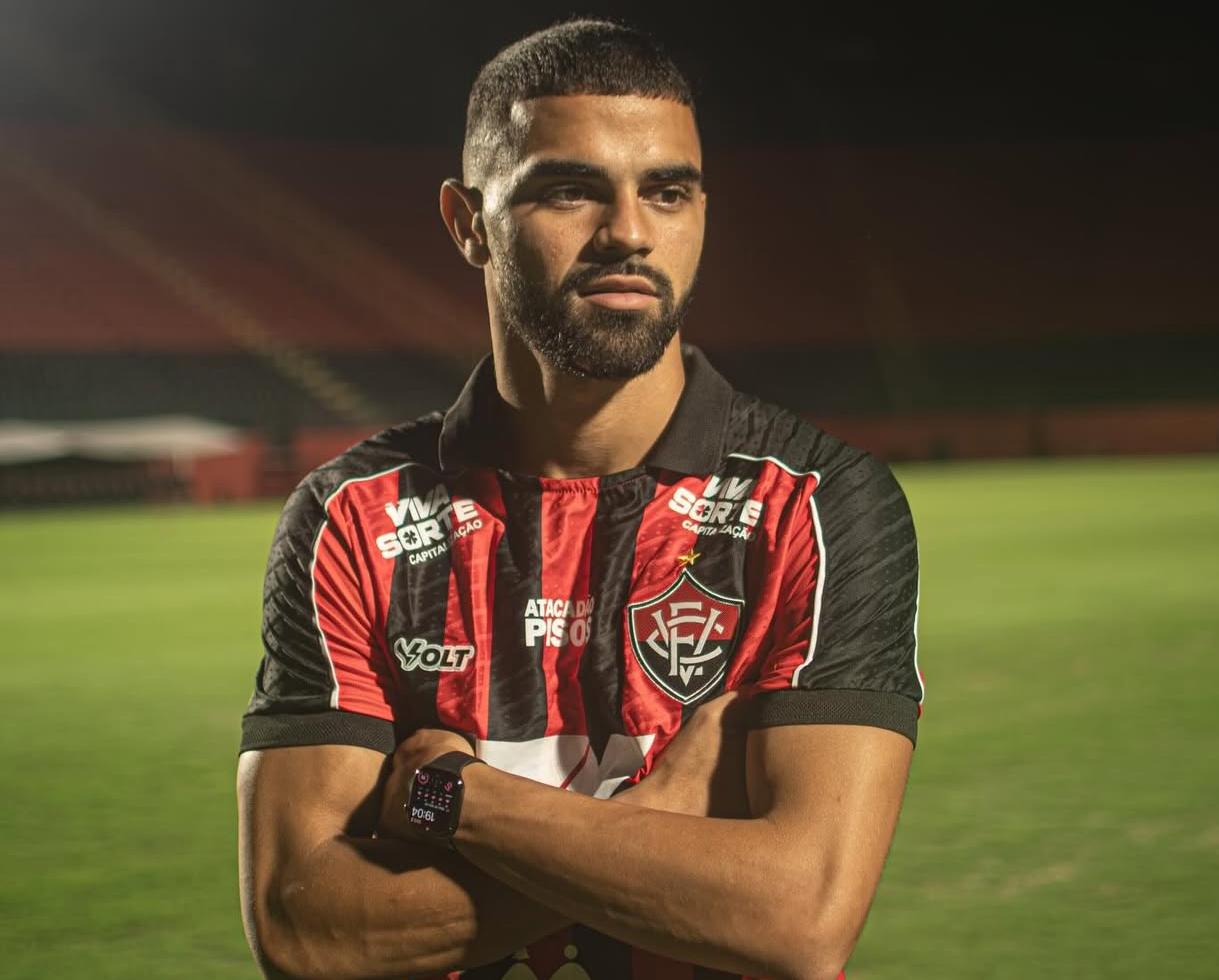 Vitória anuncia contratação de atacante com passagem pela Europa