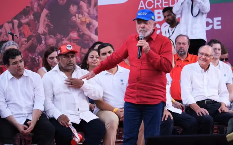 ‘Essa eleição vai ser uma guerra’, dispara Lula durante festa de 46…