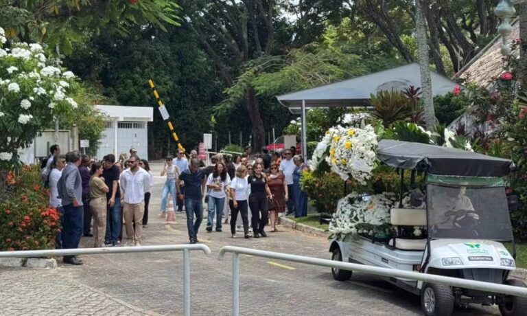 Professora assassinada em Rondônia é velada e cremada em Salvador