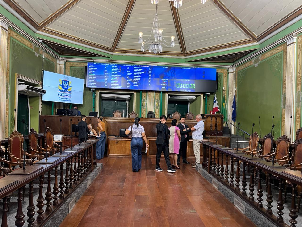 Almoço na casa de Coronel esvazia sessão na Câmara de Salvador
