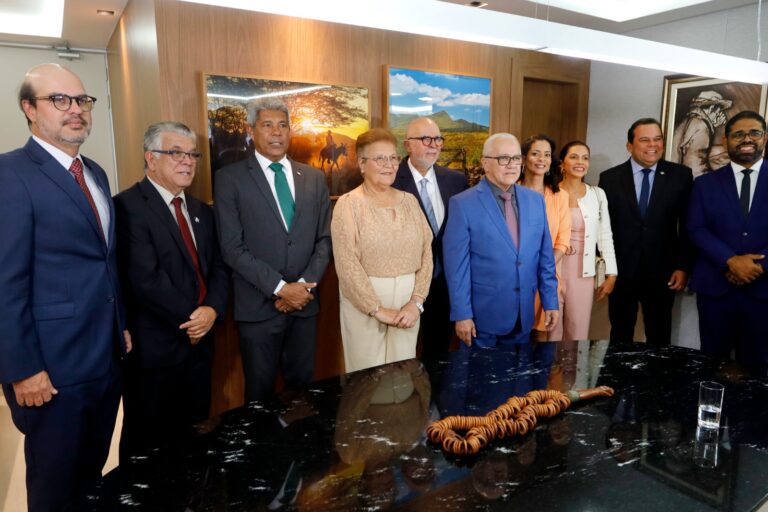 Jerônimo prestigia posse de Josias Gomes como novo conselheiro do TCE