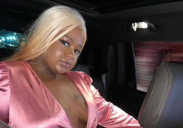 MC Carol é assaltada e tem carro de luxo levado por criminosos armados