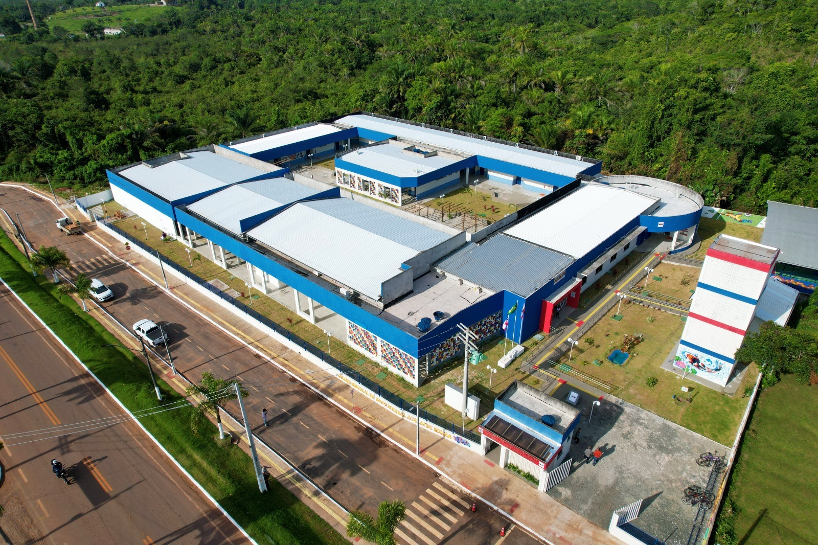 Jerônimo inaugura escola de tempo integral e anuncia obras em Nilo Peçanha