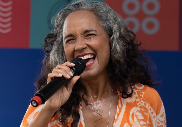 Carla Visi faz desabafo e critica padrões do mercado musical: ‘Não canto porcaria’