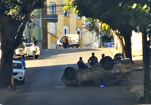 Viatura da PM capota durante perseguição em Salvador