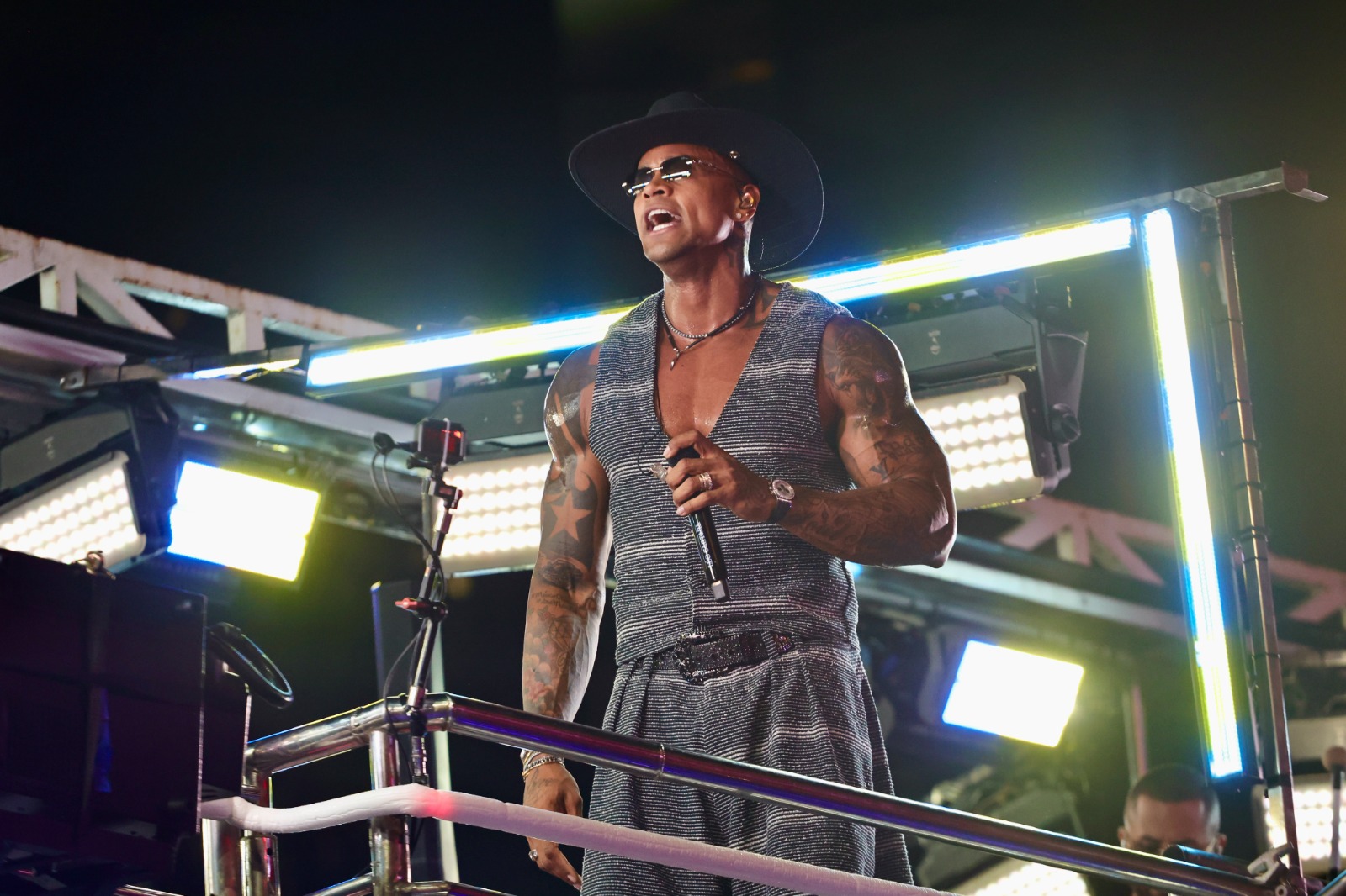 Léo Santana comanda Pipoco e arrasta multidão no pré-Carnaval de Salvador