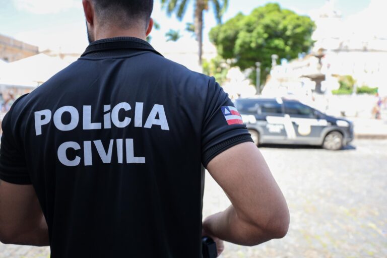 Polícia prende suspeitos de extorquir turistas no Farol da Barra com…