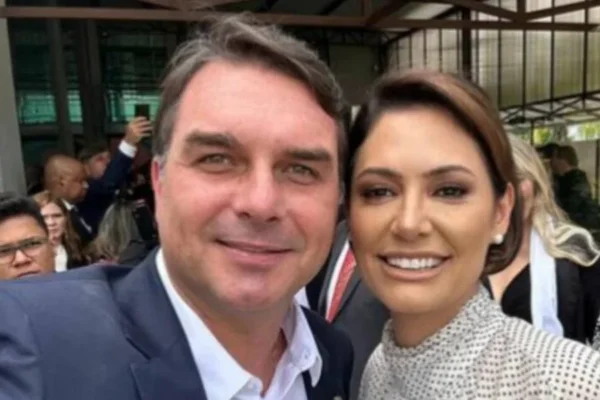 Michelle Bolsonaro deve disputar o Senado pelo DF, confirma Flávio