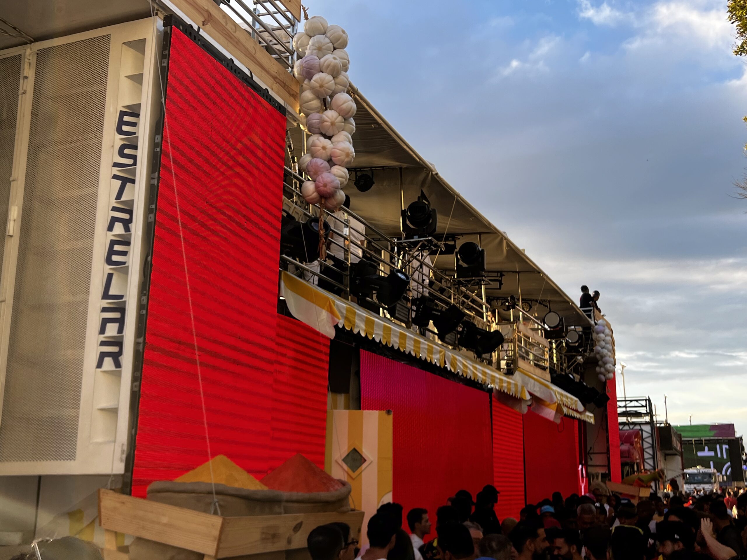 Claudia Leitte coloca alho no trio e web vê como indireta à ‘Vampirinha’ de Ivete