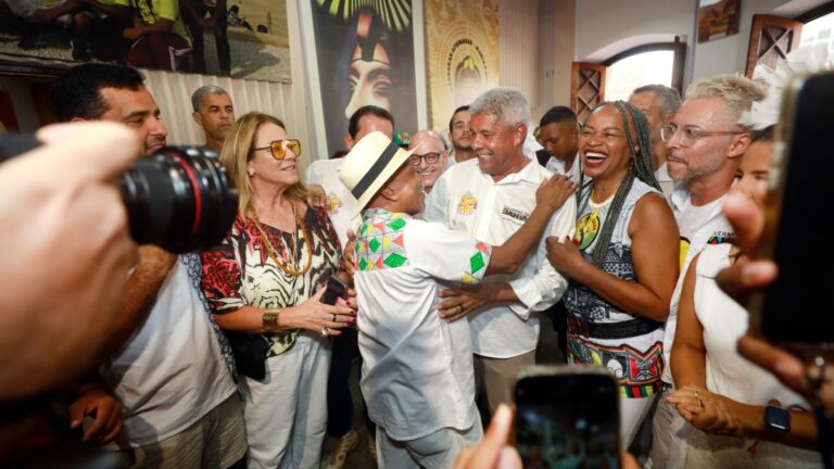No Pelourinho, Jerônimo acompanha tradicional saída do Olodum