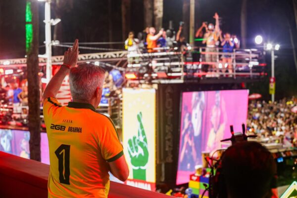 Ancelotti curte Carnaval de Salvador e recebe ‘bênção’ de Léo Santana