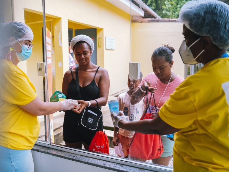Governo da Bahia distribui 63 mil refeições e kits a trabalhadores no…