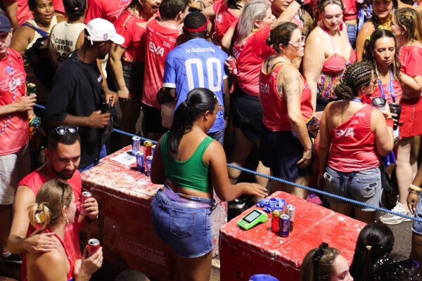 Carnaval de Salvador movimenta bilhões e vira esperança financeira para ambulantes