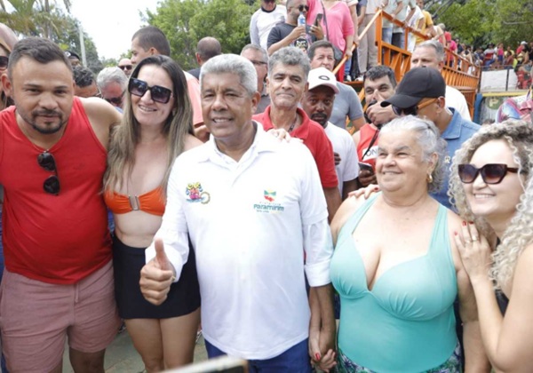 No Carnaval, Jerônimo entrega pavimentação e viatura em Paramirim