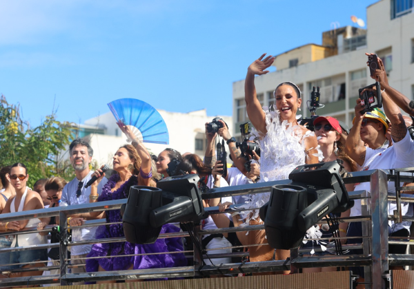 Ivete Sangalo recebe Daniela Mercury em trio elétrico e agita Campo Grande