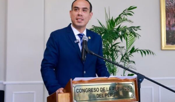 Congresso do Peru destitui presidente após escândalo com empresário chinês