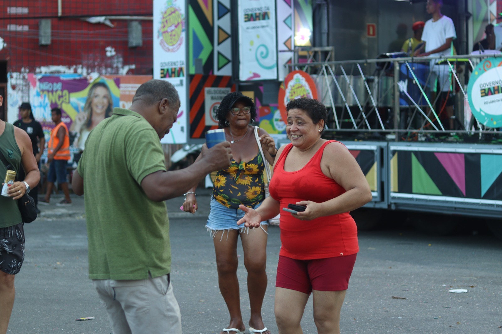 Carnaval na Ribeira tem Kart Love e A Vingadora na porta de casa dos foliões