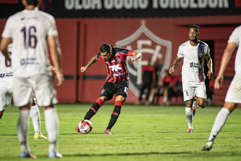 Com time principal, Vitória bate o Bahia de Feira e assume a…