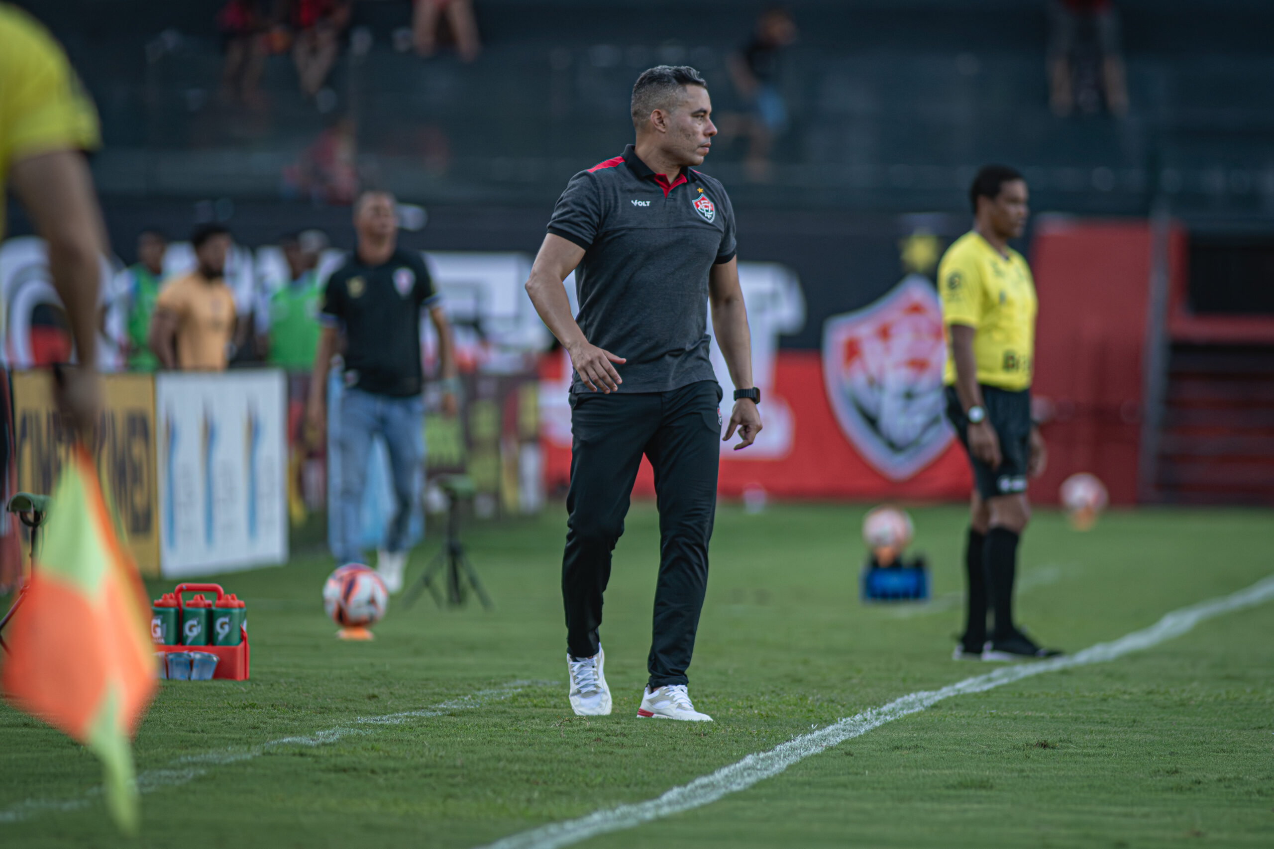 Jair projeta semifinal do Vitória e prega calma com Marinho após pênalti perdido