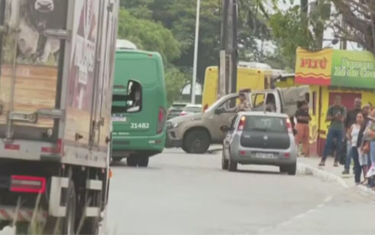Criança é atingida por bala perdida e suspeito morre em tiroteio no…