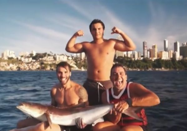 Daniel Cady e Marcelo Sangalo pescam peixe de mais de 30kg em Salvador; veja vídeo