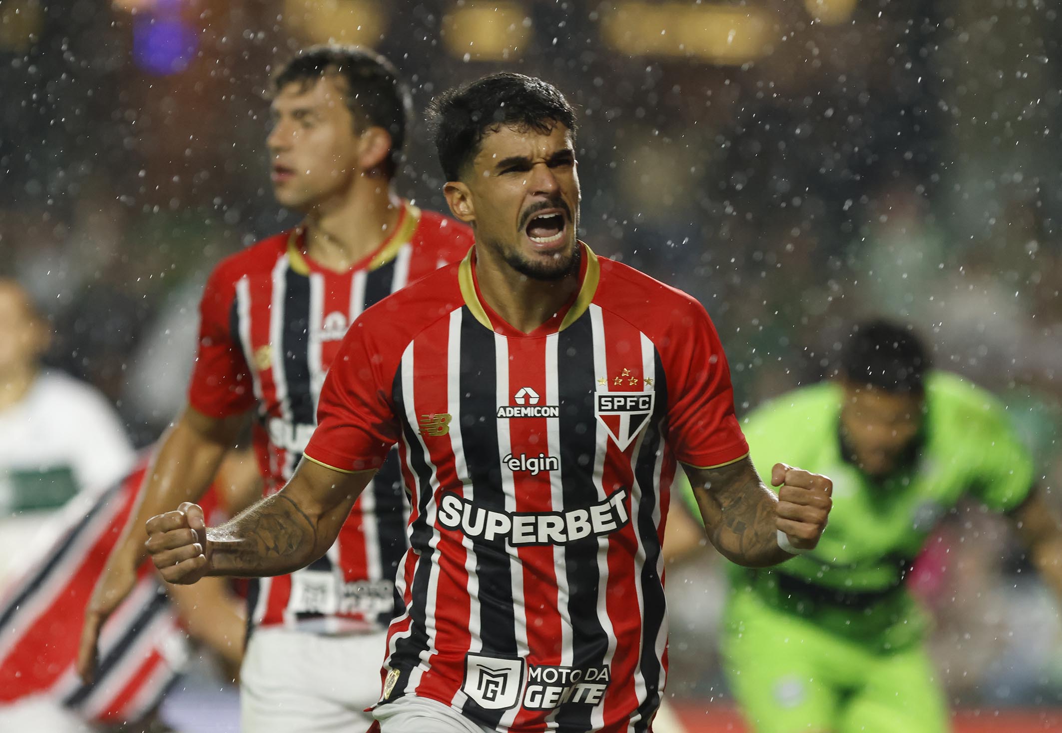 Cauly marca de pênalti e decide vitória do São Paulo no Brasileirão