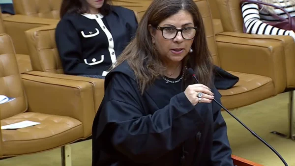 Com salário de R$ 46 mil, juíza reclama de pagar gasolina do próprio bolso