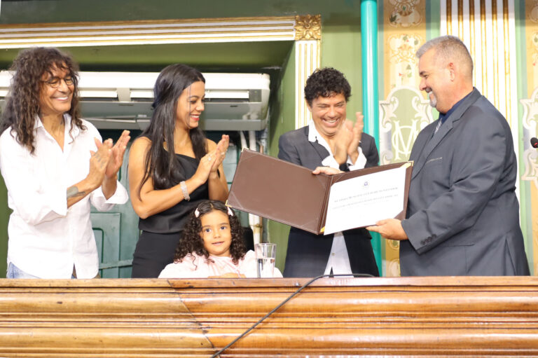 Jorge Vercillo recebe título de cidadão soteropolitano na CMS