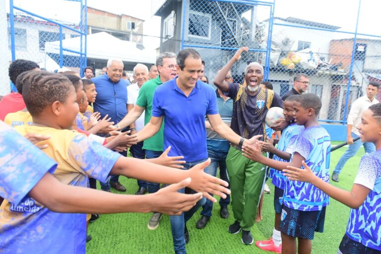 Prefeitura entrega mais uma arena com grama sintética na Federação 