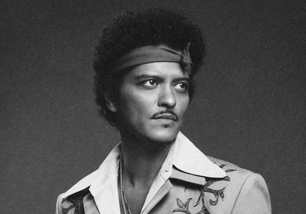 Bruno Mars lança novo álbum, primeiro trabalho solo em quase dez anos