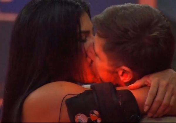 Jonas e Marciele se beijam durante festa do BBB26; veja vídeo