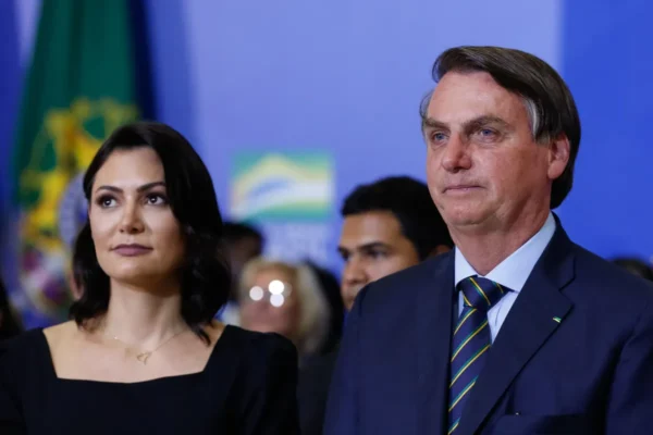 Na prisão, Bolsonaro escreve carta em defesa de Michelle e dita regras para 2026