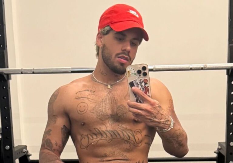 VÍDEO: Zé Felipe mostra nova tatuagem em área íntima