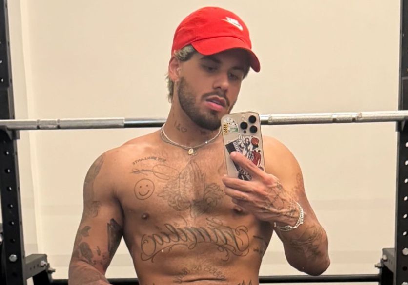 VÍDEO: Zé Felipe mostra nova tatuagem em área íntima